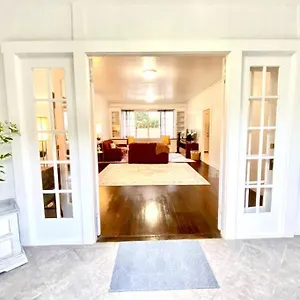  Holiday home Your Homebase - Lovely 3 Bedroom In Heart Of With Ac! United States